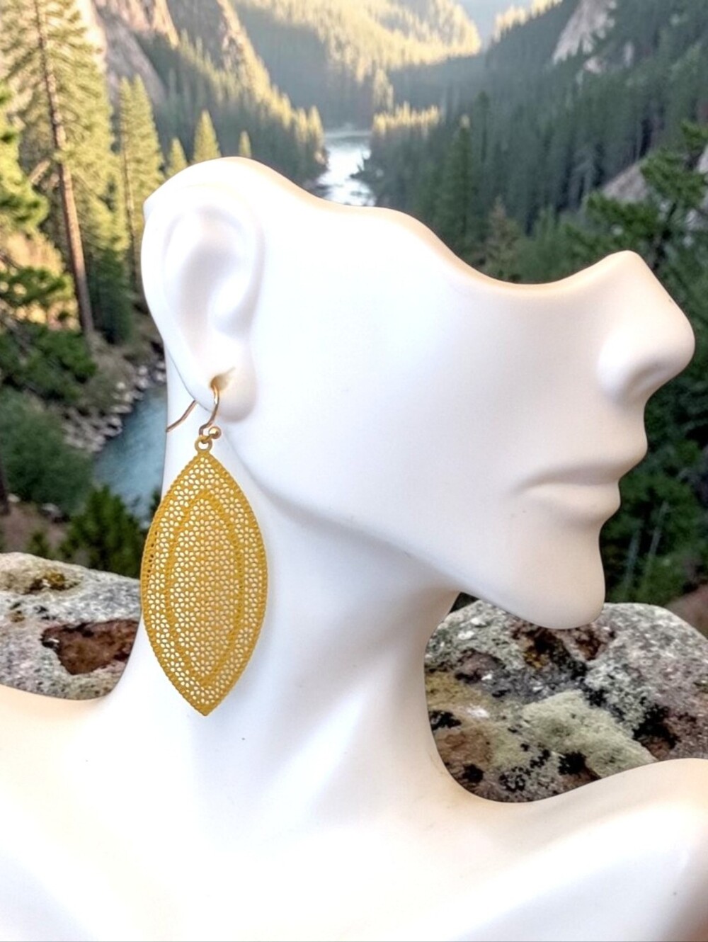 Vtg Dainty Yellow Leaf Filigree Drop Earrings